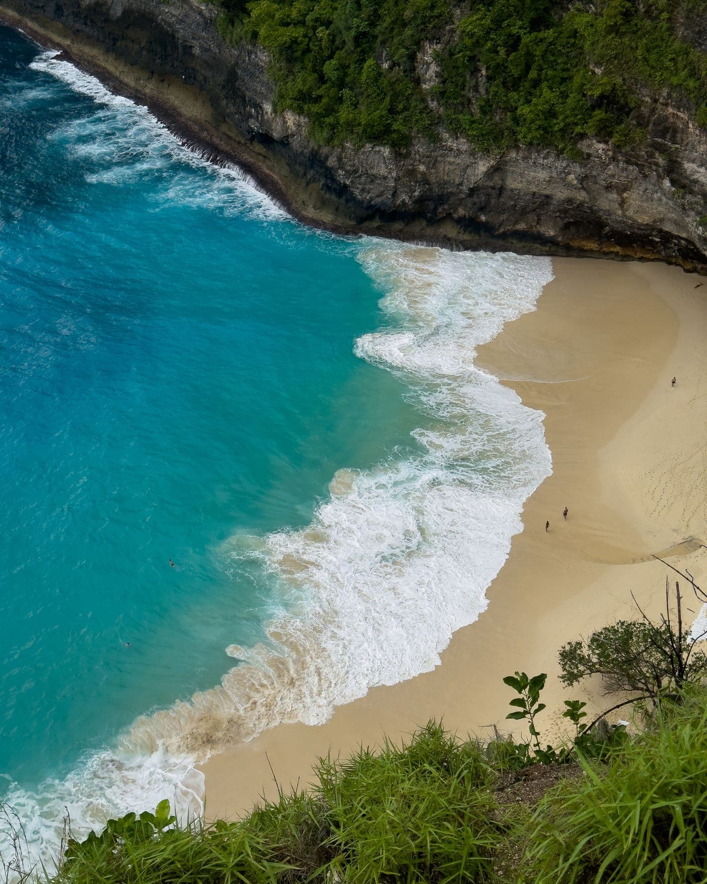A turquoise cove below the cliffs of the Nusa islands